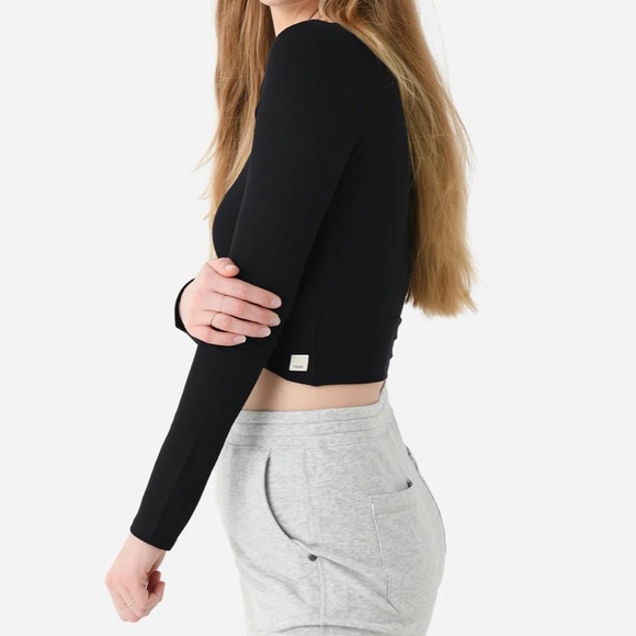 VUORI WOMEN'S LONG SLEEVE COVE TWIST TEE in Black - Picture 3 of 7